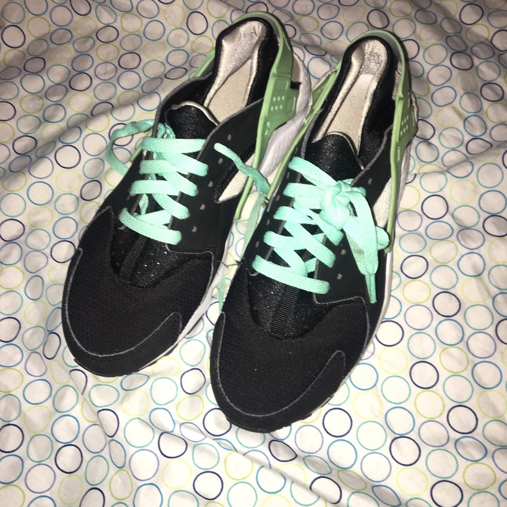 Women Nike huaraches gently used